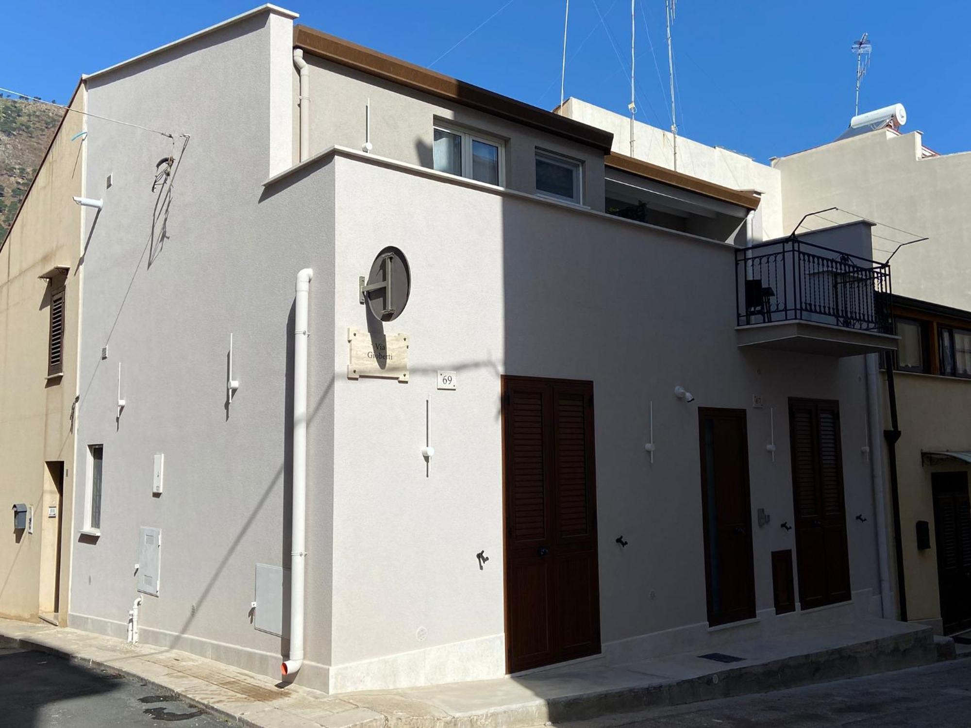Allumaro House كاستيلاّماري ديل غو المظهر الخارجي الصورة